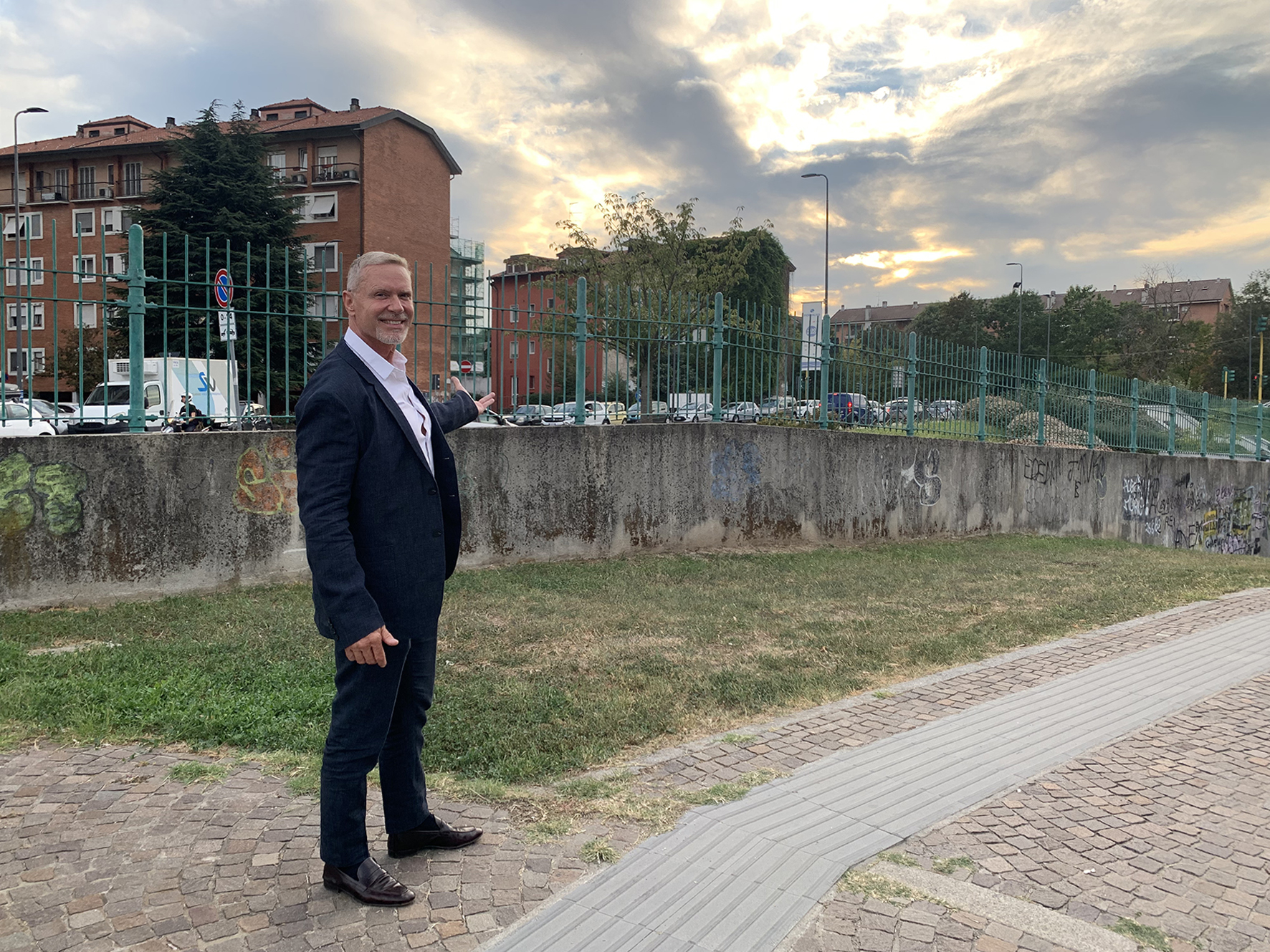 Il presidente Enzo Pesce indica il muro prima della sua rigenerazione
