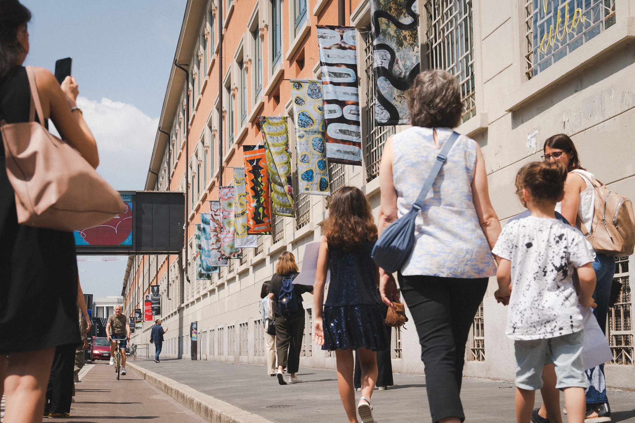 Progetto Playing Ground: facciata del centro culturale poli-funzionale BASE Milano con le bandiere illustrate che raccontano una Milano diversa.